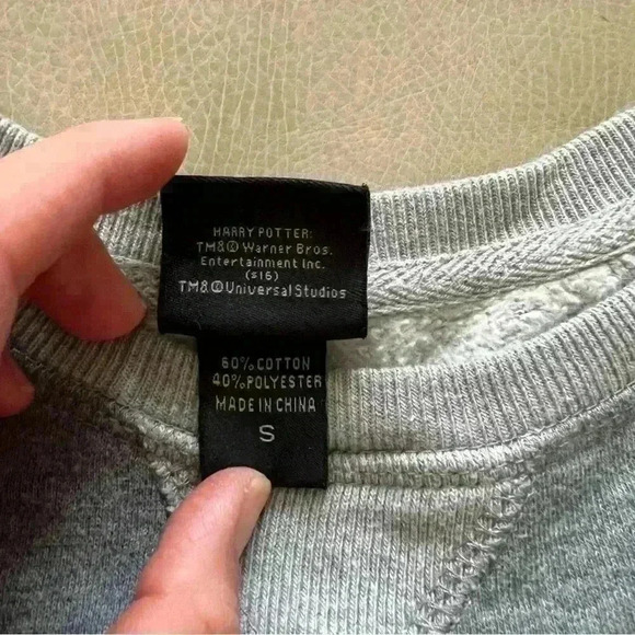 Authentic Universal Studios Harry Potter Gryffindor House sweatshirt Crewneck - Picture 6 of 9
